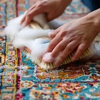 Lavage d'un tapis ancien à la main dans l'atelier