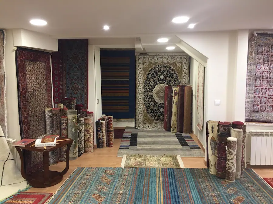 Tapis anciens exposés dans L’Atelier De la Perse à Lausanne